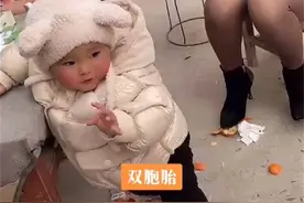 双胞胎宝宝一个乡下奶奶带，一个城里妈妈带，相聚时差距明显图片