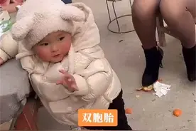 双胞胎宝宝一个乡下奶奶带，一个城里妈妈带，相聚时差距明显图片