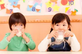 9岁男孩每天一杯牛奶，身体越喝越差，送医检查后医生：喝错了！图片