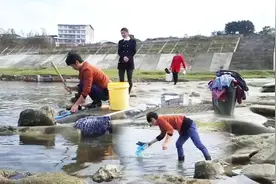 四川阆中：留守妇女在河边组团棒打衣服，方法传统但很多人没见过视频封面