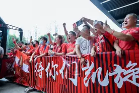 待你们凯旋！上港登新赛季大巴兵发苏州 球迷高喊口号加油鼓劲图片