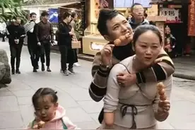 网红连体夫妻男方被曝出轨，女方失去右臂驮着丈夫，两人还有孩子图片