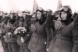 70年前的三八妇女节，新中国首批女飞行员，驾驶飞机飞过天安门图片