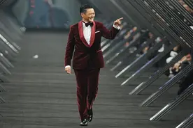 周润发从影46年获奖无数，晚年却坐公交出门，钱都去哪了？图片
