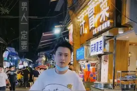 央视主持人杨帆惹争议，街边拿饮料却没付钱，走路摇摆惹路人驻足图片