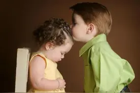 姐姐午睡被弟弟吵醒，宝妈装睡看姐姐如何面对，姐姐行为超暖心图片