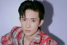 易烊千玺的穿搭风格十分百变，少年的时尚感很足图片
