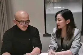 一龙VS神秘女郎，现场拼酒，一龙被“灌醉”当场趴桌子上睡着图片