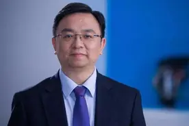 父母早逝，嫂子卖嫁妆供其上学，现成百亿富翁，网友：逆境造王者图片