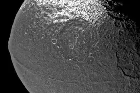 长着“阴阳脸”，还有“人工焊接”的痕迹，土卫八真是外星飞船？图片