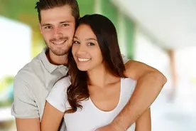 谈了七年的男朋友，分手一个月后男方结婚了，我该不该生气？图片