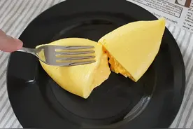 不会翻锅也OK！大厨教你，在家做出丝滑绵密的“流心欧姆蛋包”图片