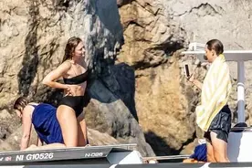 莎拉波娃罕见露面！穿一字泳衣露出腋下赘肉，身材臃肿像大妈图片