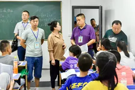 把补习班开到家里别墅，也难逃执法部门严查，家长当“内奸”有理图片