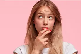 20岁女孩“男性化”：有胡须，长喉结，下面还多了男人的器官图片