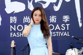 46岁陈德容现身活动，离婚后状态大好，曾社交网站晒50万钻戒图片