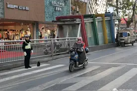 事发步行街！摩托男在马路上扔下一个黑塑料袋就跑图片