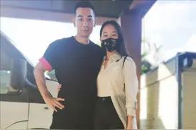 太过早熟？赵文卓13岁女儿穿超短裤秀身材，火辣成熟穿着惹争议图片