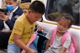 妹妹地铁上犯困想睡觉，哥哥贴心照顾惹人羡，网友：有哥哥真好图片