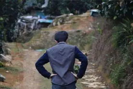 河南农村小伙为了争面子，贷款买40万奔驰豪车，一年悔不堪言图片