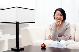 56岁大姐自述：单身25年后我终于明白，女人的最后归宿是嫁给自己图片