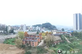 贵州遵义：无人机发现几座红砖房，这地方也要被拆了视频封面