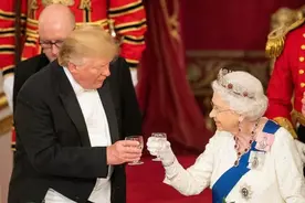 英女王的特殊皇冠！偏偏在这个场合佩戴了，特朗普怎么都不会想到图片