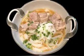 潮爸11月22日午餐记录，排骨煮河粉、红烧鸡爪、清炒小白菜图片