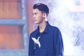 李易峰穿连体工装太帅了！卡通鞋瞬间抢镜，气场强大，1秒吸睛图片