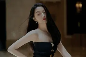 关晓彤展示高难度“亚洲蹲”，腰腿呈90度角，不输超模詹娜图片