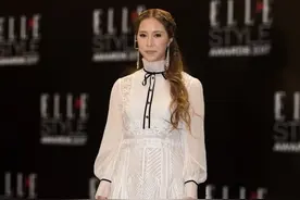 徐子淇“扮嫩”有一套！身穿白色连衣裙清纯灵动，37岁看着像17岁图片