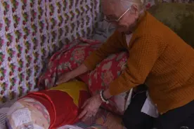 她22岁嫁给日本兵，苦苦等了60多年，他却带着日本妻子来看她图片