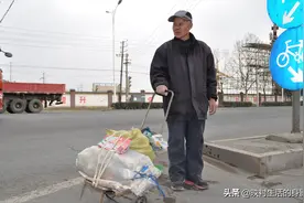 只因女儿不愿支付900元赡养费，父亲怒砸女儿店面:看你还敢不给钱图片