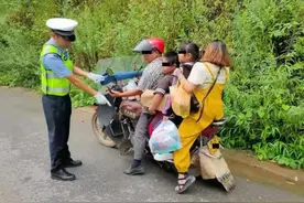 一辆摩托上坐四个人？！全家出动去赶集，这个操作使不得.......图片