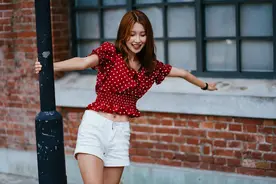 尽显可爱的靓丽小姐姐，圆点半袖衫搭白色短裤，清爽感十足图片