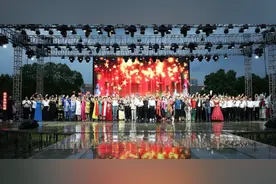 “百名戏曲艺术家同唱红色经典”演出活动震撼上演图片