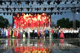 “百名戏曲艺术家同唱红色经典”演出活动震撼上演图片