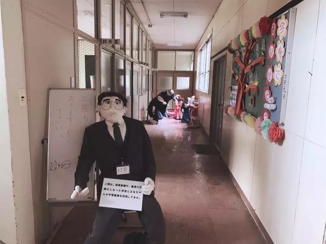 日本有个恐怖村庄,奶奶按照逝者原型做了300个人形,日夜陪自己