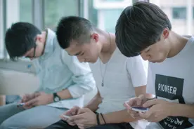 还在长时间低头玩手机？小心你的颈椎“变直”了图片