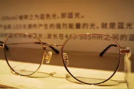 网红产品“防蓝光眼镜”真的能护眼吗？专家这样说图片
