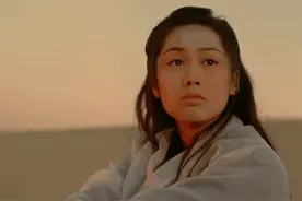 58岁周星驰被豪门女友索赔7千万，我却看到一个受伤的7岁男孩图片