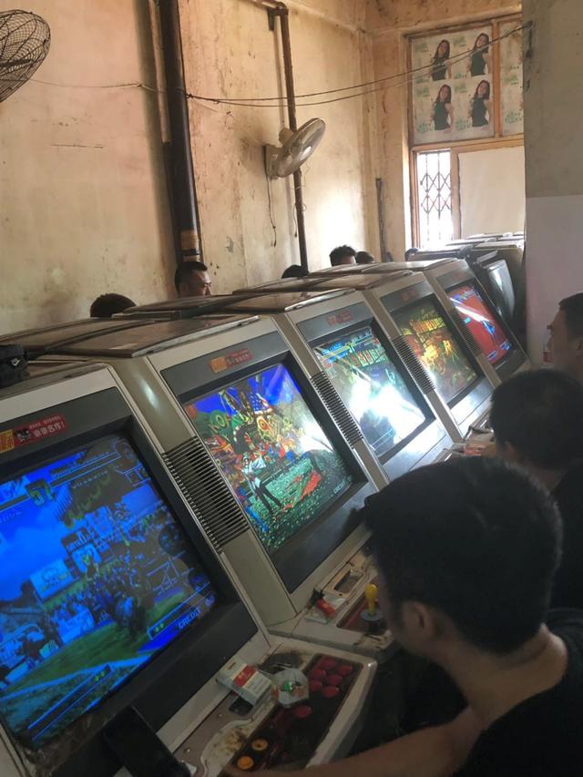 老妈给我报了暑假班，每天佯装去上课，结果直接进了游戏厅