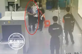 南昌：老人不扫码硬闯地铁站，辱骂抓伤民警，一看只有68岁图片