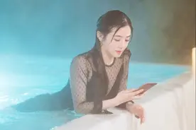 31岁张含韵泡温泉，水雾缭绕好身材若隐若现，似出水芙蓉好清纯图片