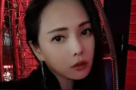 伊能静在酒吧自拍，无修饰的素颜明明是老阿姨，硬要P成少女图片