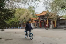 极乐寺门前广场，很是清幽图片