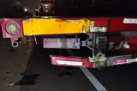 意外！姜堰电瓶车撞上路边货车，现场惨不忍睹图片