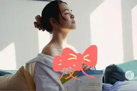 钟丽缇大女儿被指太开放，穿浴袍领口大开露香肩，生图腿粗又壮实图片