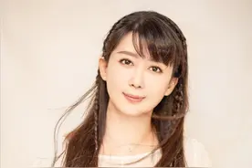 51岁的孟庭苇商演捞金，穿轻盈连衣裙依旧如少女，这才是美人迟暮图片