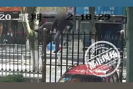 剑走偏锋：出入证被女儿拿走，7旬老人想进小区翻铁门，结果太尴尬…图片